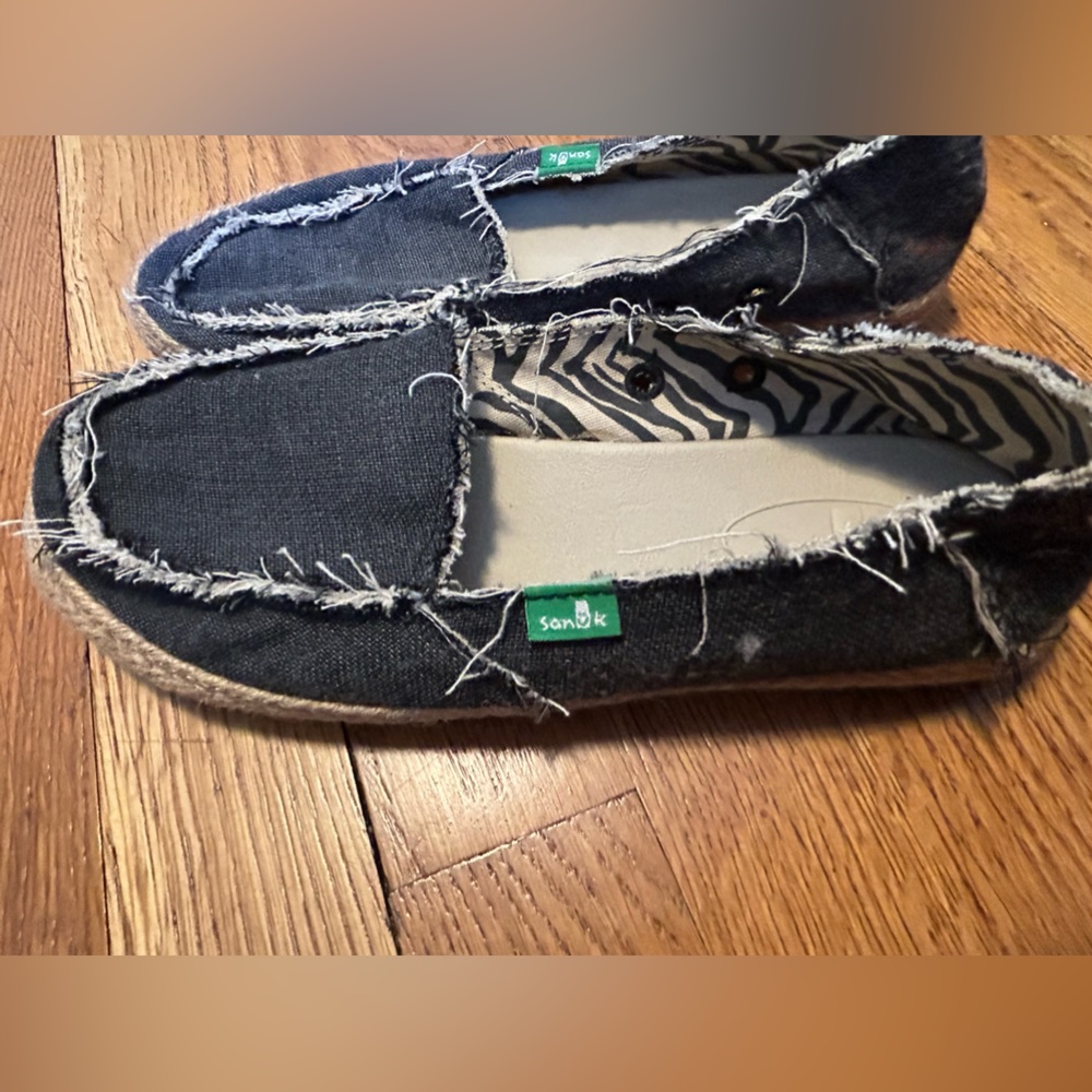 Sanuk shoes Size 6 beachwear surf chill lounge like new